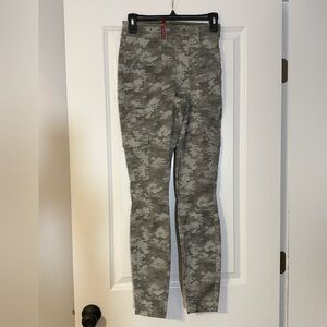 NWT SPANX Stretch Twill Ankle Cargo camo Pant sz small